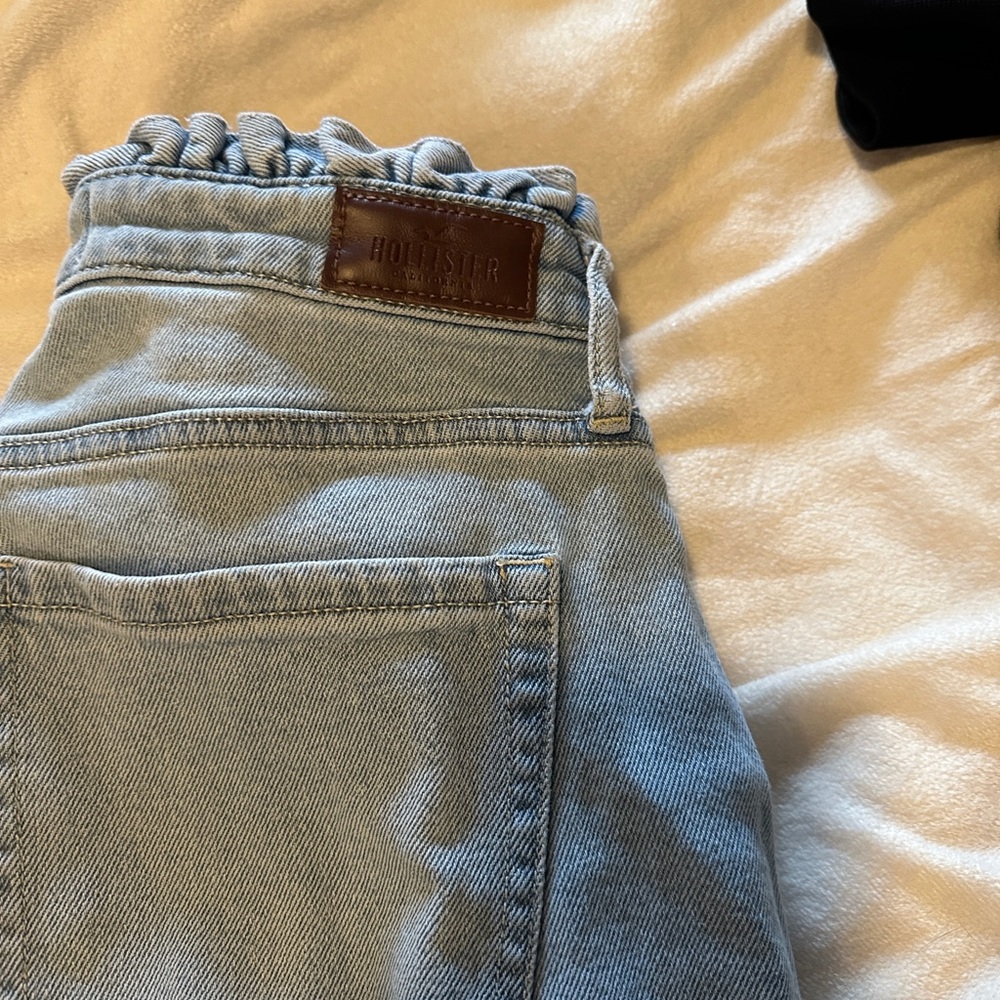 Hollister pants curvy size 11! Super cute and nice little ruffle edge